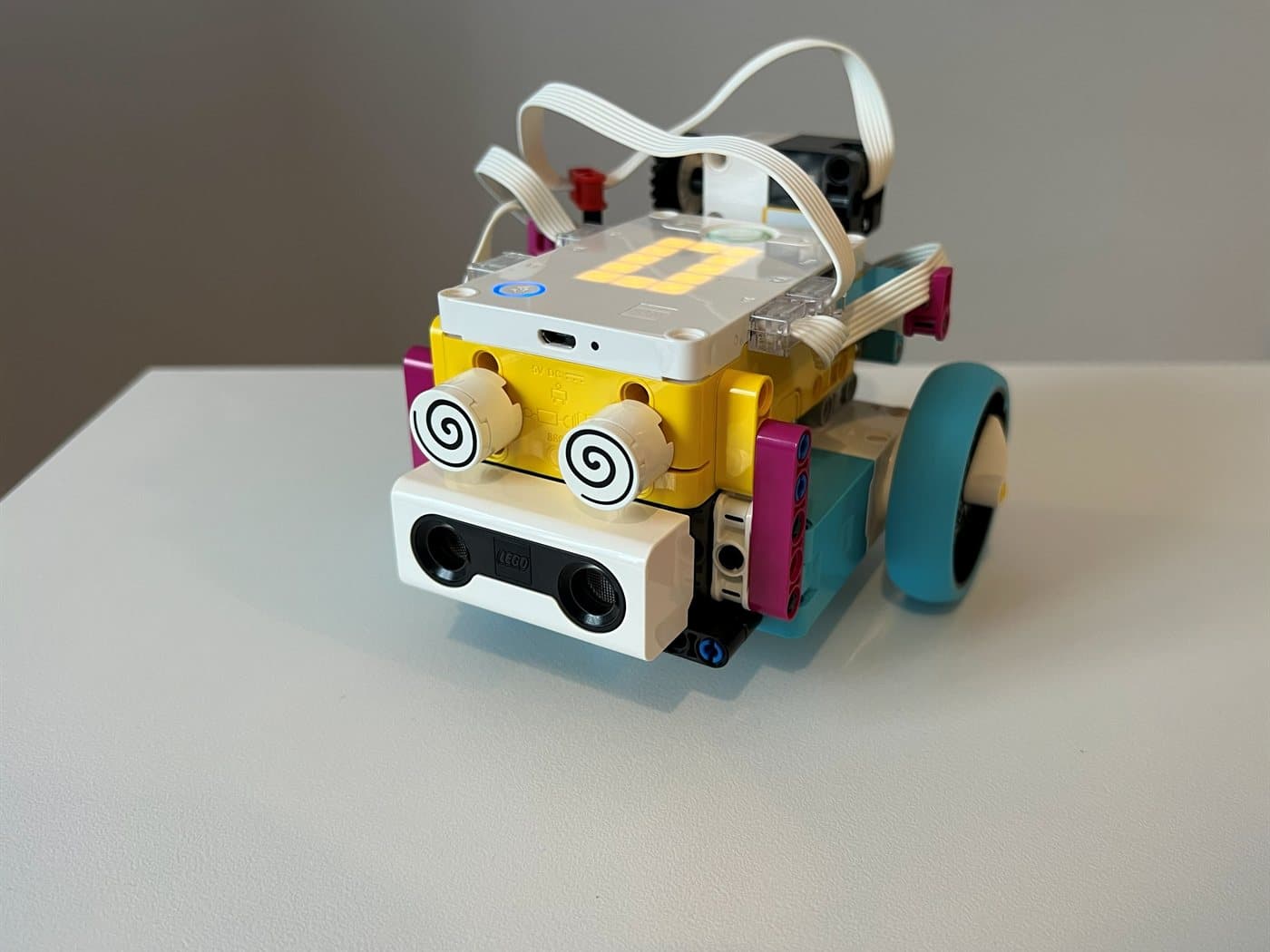Robot LEGO® SPIKE Prime z czujnikiem odległości z przodu i wyświetlaczem na hubie