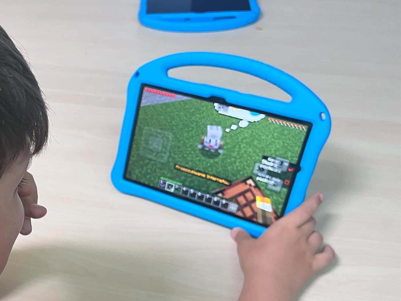 Dziecko uruchamia swój program w Minecraft Education i obserwuje, co zrobi Agent